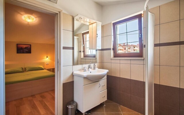 Awesome Home in Liznjan With Wifi and 2 Bedrooms