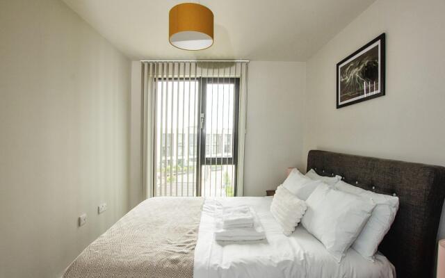 Sleek 6-Guest Apt at St  Martin s  Bham