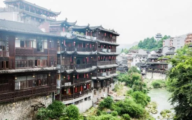 Baihe Renjia Inn (Furong Town Waterfall Branch)