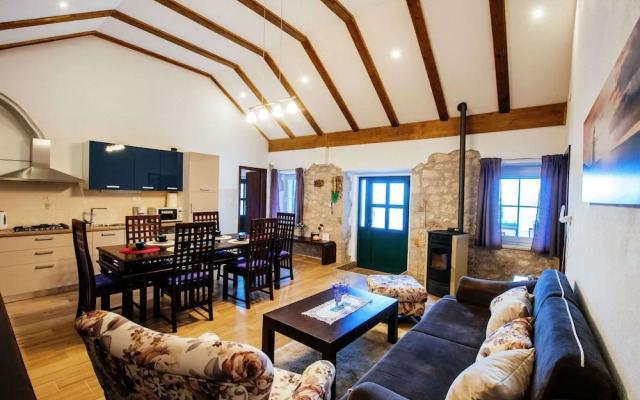 Lovely Holiday Home With Private Infinity Pool