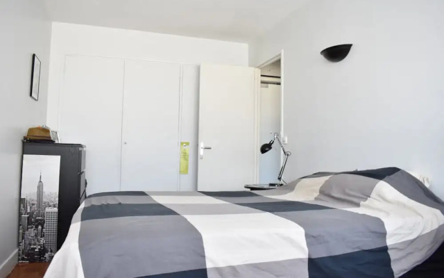 Top Floor 1 Bedroom Apartment Near Gare de Lyon