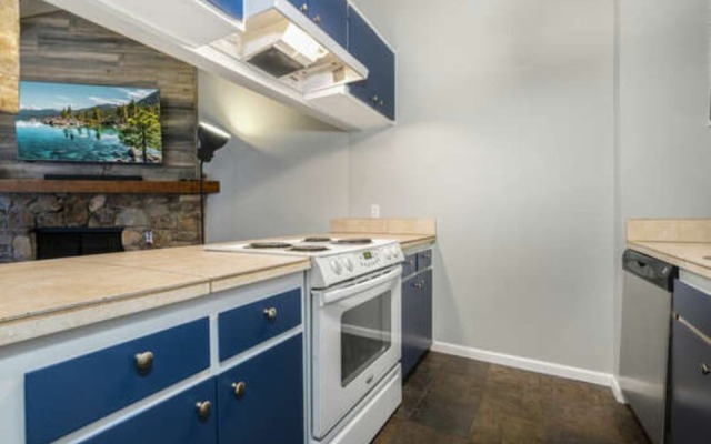 Skylandia Escape by Tahoe Mountain Properties