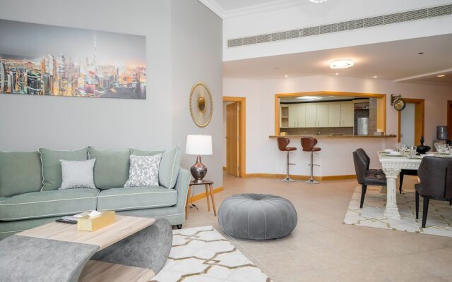 Luton Vacation Homes - Shoreline Apartment with Beach access