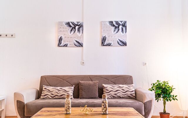 Chic Apartment Near Downtown