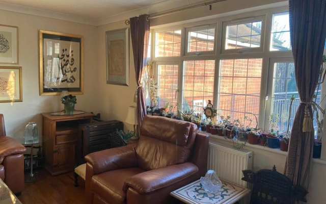 2-bed Apartment in High Wycombe Private Garden
