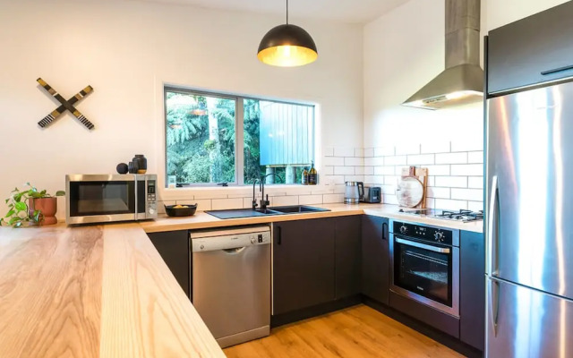 Family Friendly Home with Tree Top Vista