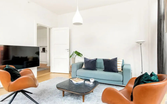 Sanders Leaves - Pleasant 4-bdr Apt With City View