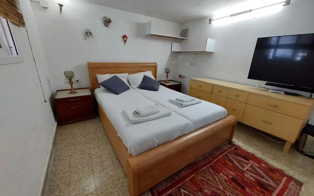 Roof APT W terrace garden,1BR 1BA