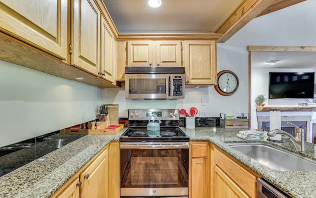 Ski Shuttle & Mountain Views: Keystone Resort Home