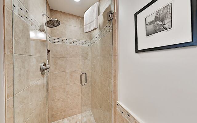 710wliop 3 Bedroom Condo