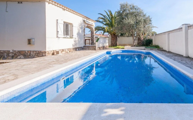 Sun-kissed Villa in L'escala With Swimming Pool