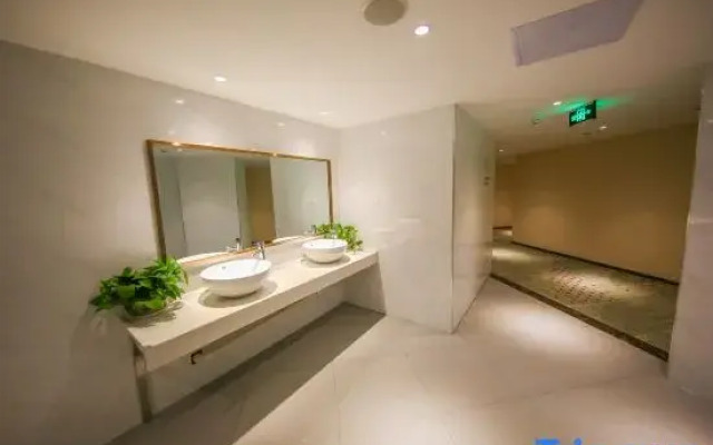 Radisson Blu Hotel (Wuhan University of Science and Technology Qingshan Campus)