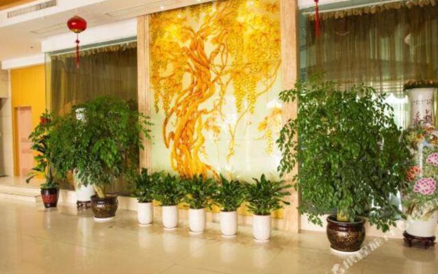 Yarvard Holiday Hotel