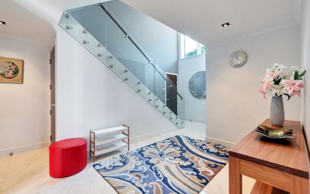 Elegant Sea-View Villa on the Northshore