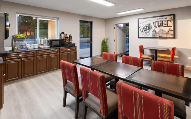 Super 8 by Wyndham Latham/Albany Airport