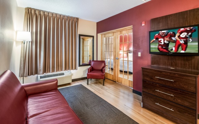 Red Roof Inn PLUS+ Long Island - Garden City