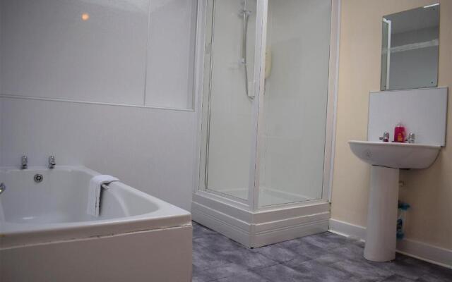 Kelpies Serviced Apartments Callum- 3 Bedrooms- Sleeps 6