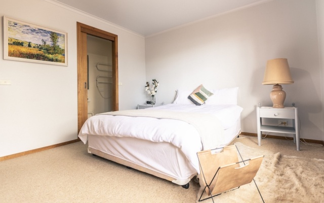 Shakespearean Inspired Holiday Resort – Guest Rooms – Melbourne