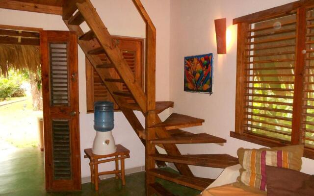 Casa 3 amigos-Palm roofed house