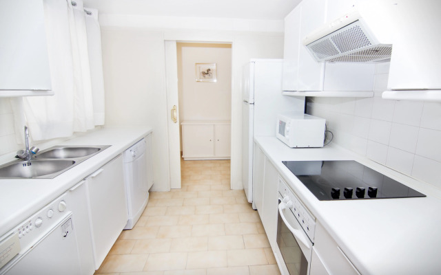 Park Plaza Suites Apartments