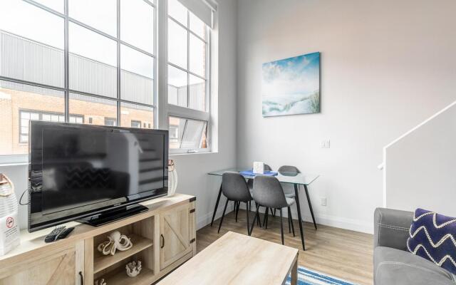 2BR 2 STOREY LOFT. Free Parking.Gym