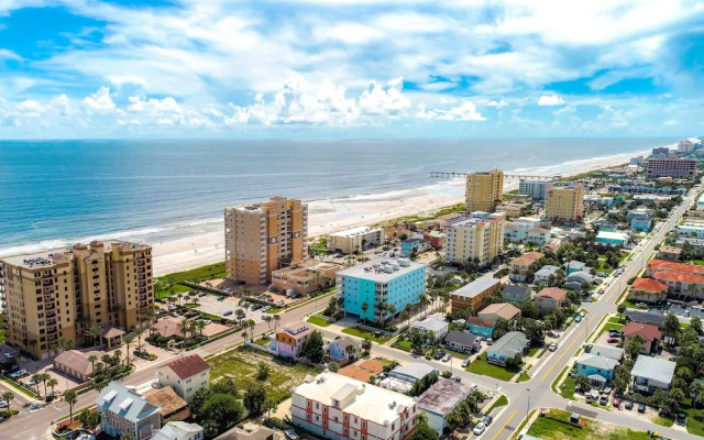Penthouse Luxury - Exquisite Oceanside Condo