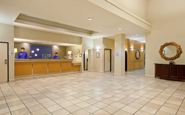 Holiday Inn Express Hotel And Suites City Center
