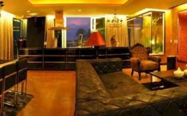 Fields Plaza Suites