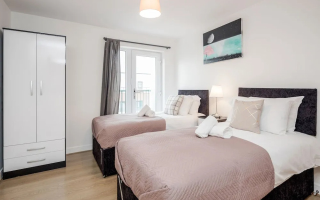 Impeccable 2-bed Apartment in Romford