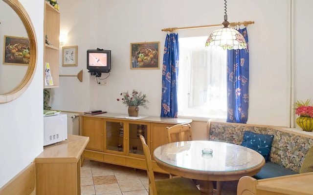 Alice Apartment House