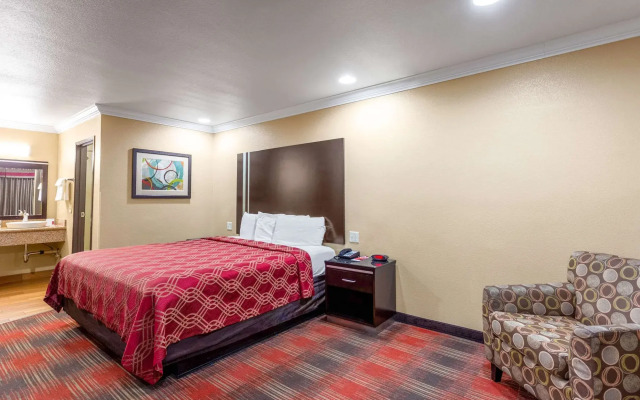 Econo Lodge Inn & Suites Escondido Downtown