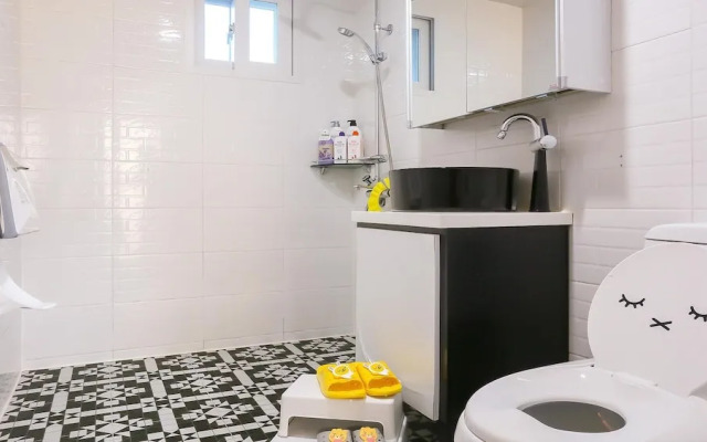 Yeosu Hi Mom Kids Family Pension Black