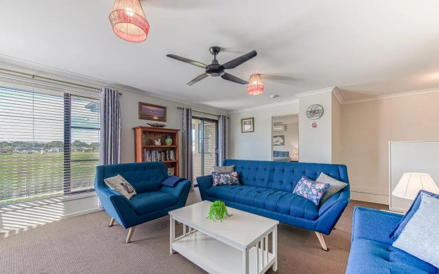 Seabreeze Haven -Wifi, Netflix, pet friendly beach house