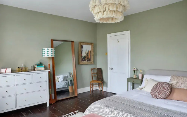 JOIVY Stylish 2-Bed House W/ Private Garden In Hackney