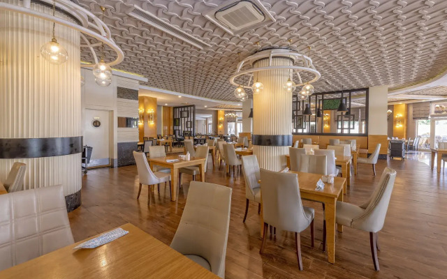 Port River Hotel & Spa