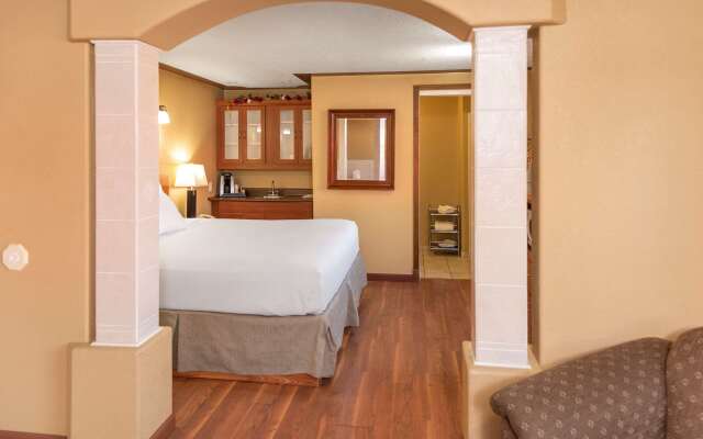 Econo Lodge Inn & Suites