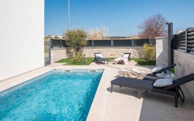 Amazing Home in Novigrad with Outdoor Swimming Pool, Hot Tub & WiFi