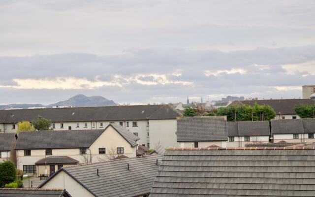 2 Bedroom Apartment In Granton Area
