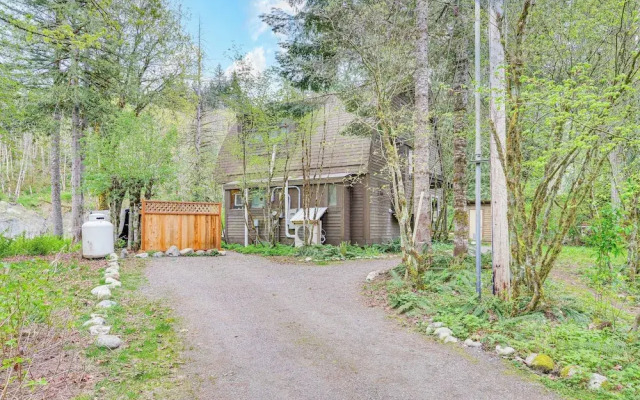 Riverfront Skykomish Cabin w/ Private Hot Tub!