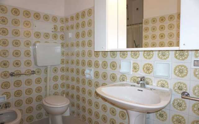 Red Flat With Shared Pool and Private Parking