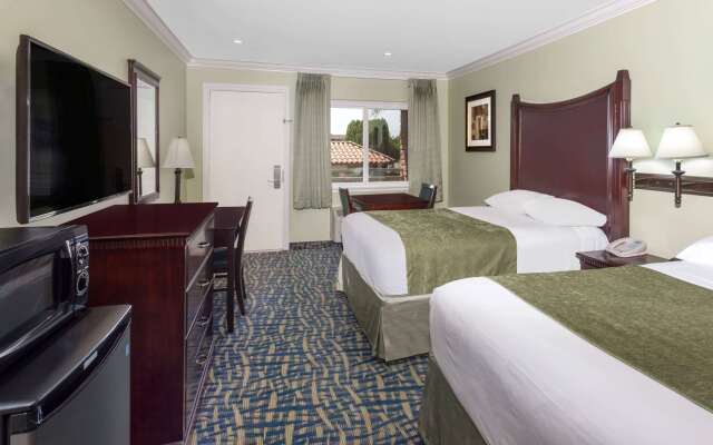 Travelodge by Wyndham Orange County Airport/ Costa Mesa