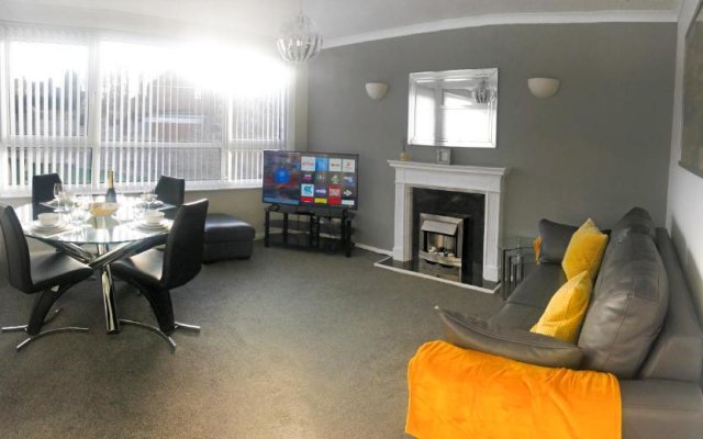 Modern 2 Bedroom Apartment Near M6