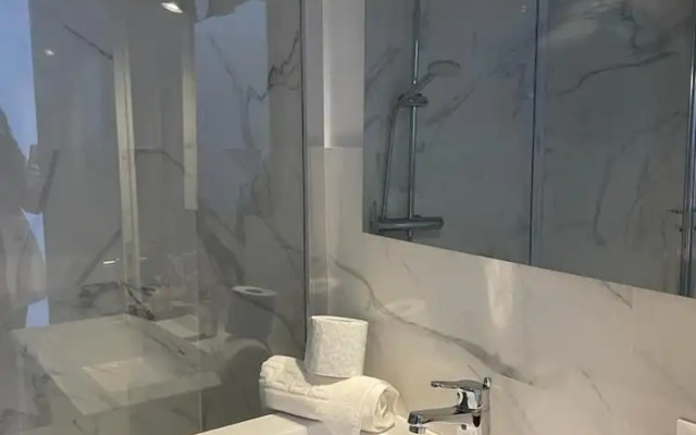 Leone Suite View & Restaurant