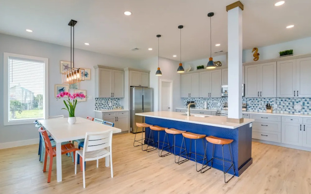 Steps to Beach: Vibrant House in Galveston!