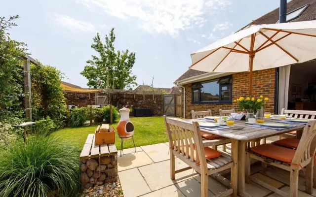 Pretty Coastal Home in Bosham Close to Water