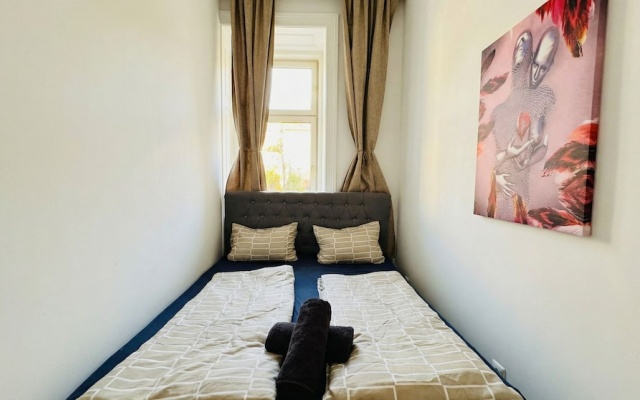 Stylish 9BR Apartment for 18 Guests