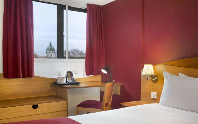 Waterloo Hub Hotel & Suites