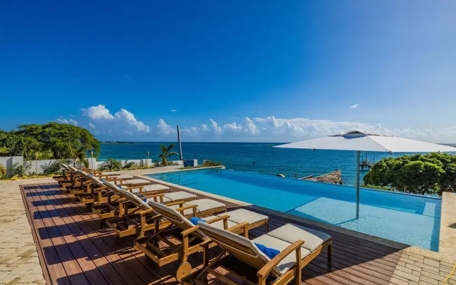 Beachfront Villa w Pool Sleeps 16 Dining Tub