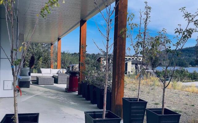 Gorgeous 3 bedroom lake house Suite!