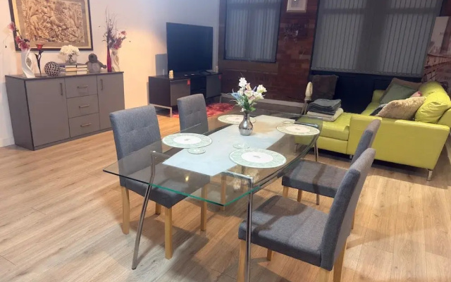 New Apartment - Sleeps 4 - Parking - City Centre